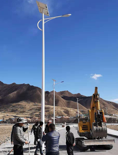 甘南碌曲10米金凤太阳能路灯项目